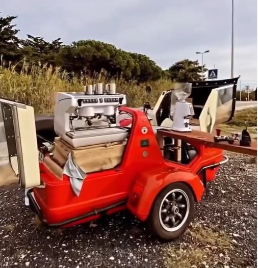 Kompaktní profesionální kávovar Appia Life na motorce.